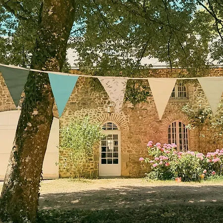 Historic Coach House On A French Chateau Estate Montsûrs