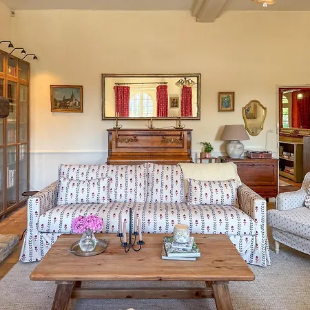 Historic Coach House On A French Chateau Estate * Montsûrs